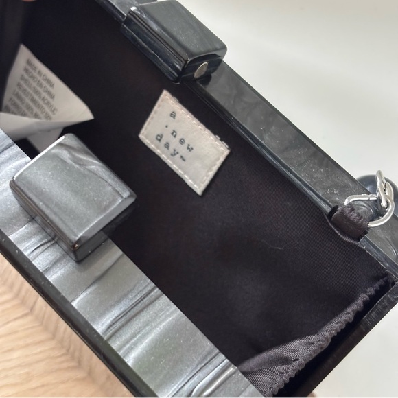 Small Marble Black Pearl Acrylic Box Beaded Handle Black & Gray Box Snap Clutch - Picture 4 of 5